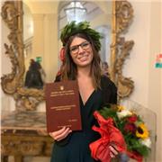 Laureata in  Lingue  impartisce lezioni di inglese e francese